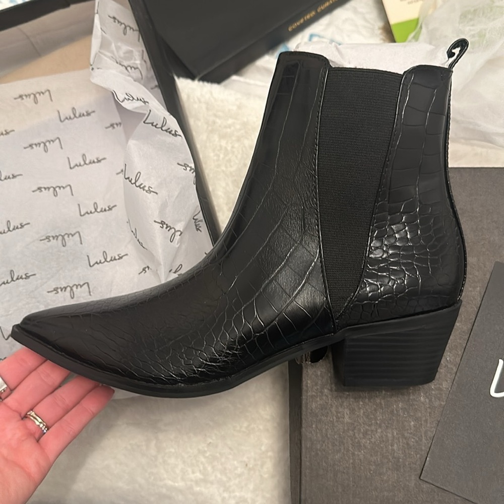 NWT - western black ankle boot
